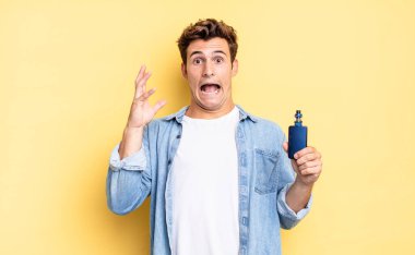 Eller havada bağırmak, öfkeli, sinirli, stresli ve üzgün hissetmek. buharlaştırıcı kavramı