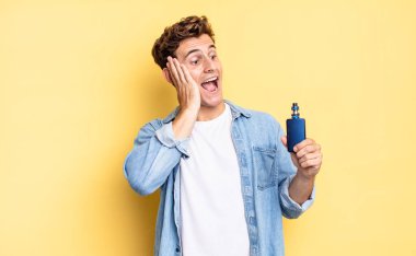 Mutlu, heyecanlı ve şaşırmış hissediyorum, iki elimle de yana bakıyorum. buharlaştırıcı kavramı