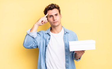 Kafan karışık ve şaşkın hissediyorsun. Deli, deli ya da aklını kaçırmış olduğunu gösteriyorsun. beyaz kutu kavramı