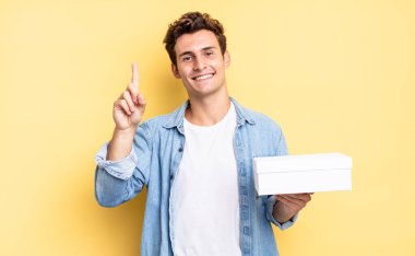 Gülümsüyor ve dost canlısı görünüyor, bir numara ya da ilk eli önde, geriye doğru sayıyor. beyaz kutu kavramı