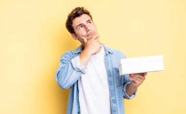 Düşünüyorum, kuşkulanıyorum ve kafam karışık, farklı seçeneklerim var, hangi kararı vereceğimi merak ediyorum. beyaz kutu kavramı