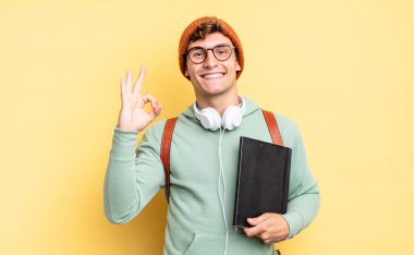 Mutlu, rahat ve tatmin olmuş hissediyorum. Onayını iyi bir hareketle gösteriyorum. Gülümsüyorum. öğrenci konsepti
