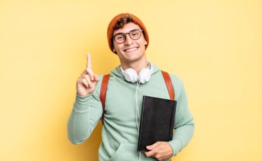 Gülümsüyor ve dost canlısı görünüyor, bir numara ya da ilk eli önde, geriye doğru sayıyor. öğrenci konsepti