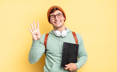 Gülümsüyor ve dost canlısı görünüyor, 4 ya da 4 numarayı gösteriyor, elle ileri doğru sayıyor, geri sayıyor. öğrenci konsepti