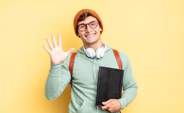 Gülümsüyor ve dost canlısı görünüyor. 5 ya da 5 numarayı gösteriyor. Elleri önde, geriye doğru sayıyor. öğrenci konsepti