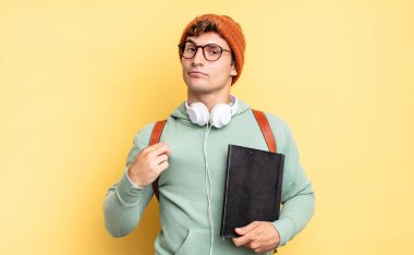 Kibirli, başarılı, pozitif ve gururlu görünüyor, kendini işaret ediyor. öğrenci konsepti