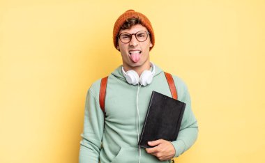 Tiksindim ve rahatsız oldum, dilimi dışarı çıkardım, iğrenç ve iğrenç bir şeyden hoşlanmadım. öğrenci konsepti