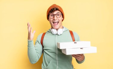 Mutlu, heyecanlı, şaşırmış ya da şok olmuş, gülümseyen ve inanılmaz bir şeye şaşırmış hissediyorum. Pizza konsepti