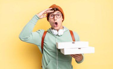 Mutlu, şaşkın ve şaşırmış görünüyor, gülümsüyor ve inanılmaz ve inanılmaz iyi haberleri fark ediyor. Pizza konsepti