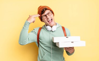 Mutsuz ve stresli görünüyor, intihar jesti elle silah işareti yapıyor, kafasını işaret ediyor. Pizza konsepti