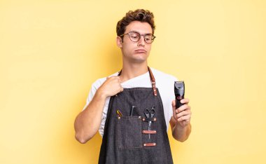 Stresli, endişeli, yorgun ve hayal kırıklığına uğramış, gömleğini çekmiş, sorunlu görünüyor. berber konsepti