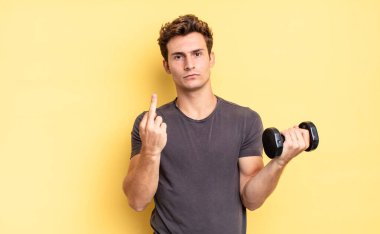 Öfkeli, sinirli, asi ve agresif hissederek, orta parmağını sallayarak, karşılık vererek. dambıl konsepti