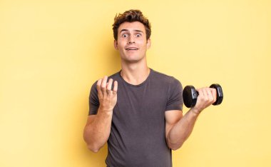 Umutsuz ve hayal kırıklığına uğramış, stresli, mutsuz, sinirli, bağıran ve çığlık atan biri. dambıl konsepti