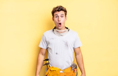 Şok olmuş ya da şaşırmış görünüyor, ağzı açık bir şekilde 