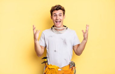 Mutlu, heyecanlı, şaşırmış ya da şok olmuş, gülümseyen ve inanılmaz bir şeye şaşırmış hissediyorum. Becerikli adam kavramı