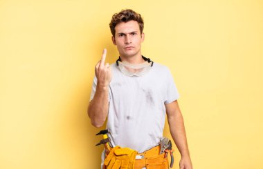 Öfkeli, sinirli, asi ve agresif hissederek, orta parmağını sallayarak, karşılık vererek. Becerikli adam kavramı