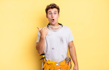 İnanamamaktan şaşkına dönmüş, yan taraftaki objeyi işaret edip 