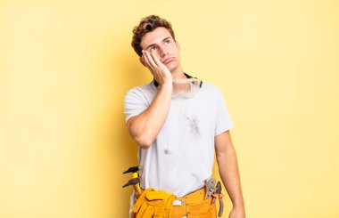 Sıkıldım, hayal kırıklığına uğradım ve uykum geldi. Yorucu, sıkıcı ve can sıkıcı bir işten sonra, el ele tutuşarak. Becerikli adam kavramı