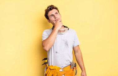 Düşünüyorum, kuşkulanıyorum ve kafam karışık, farklı seçeneklerim var, hangi kararı vereceğimi merak ediyorum. Becerikli adam kavramı