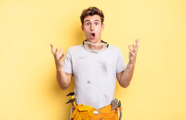 Son derece şok olmuş ve şaşırmış, endişeli ve paniklemiş hissediyorum, stresli ve dehşete düşmüş bir bakışla. Becerikli adam kavramı