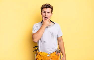 Ağzı ve gözleri sonuna kadar açık ve elleri çenesinde, hoş olmayan bir şokta, ne ya da vay canına diyor. Becerikli adam kavramı