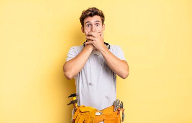 Şok olmuş, şaşırmış bir ifadeyle ağzı kapalı, sır saklayan ya da 