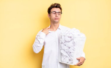 Stresli, endişeli, yorgun ve hayal kırıklığına uğramış, gömleğini çekmiş, sorunlu görünüyor. Çöp kağıdı kavramı