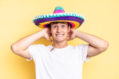 Stresli, endişeli, endişeli ya da korkmuş hissediyorum. Elleri başımda, hata yaptığımda panikliyorum. Meksika şapkası konsepti