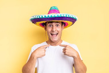 Mutlu, şaşkın ve gururlu hissediyorum. Heyecanlı ve şaşkın bir bakışla kendimi işaret ediyorum. Meksika şapkası konsepti