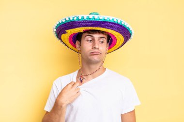 Stresli, endişeli, yorgun ve hayal kırıklığına uğramış, gömleğini çekmiş, sorunlu görünüyor. Meksika şapkası konsepti