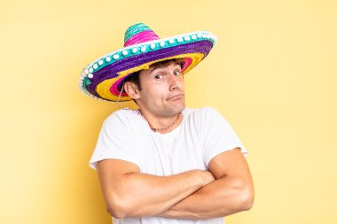 Omuz silkme, şaşkın ve kararsız hissetme, kolları çapraz ve şaşkın bakışlarla şüpheye düşme. Meksika şapkası konsepti