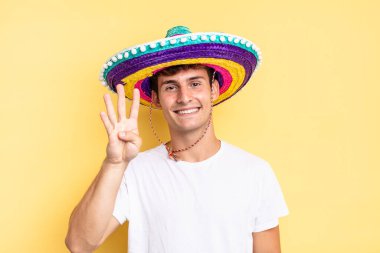 Gülümsüyor ve dost canlısı görünüyor, 4 ya da 4 numarayı gösteriyor, elle ileri doğru sayıyor, geri sayıyor. Meksika şapkası konsepti