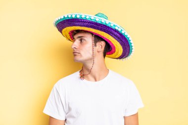 Profil görünümünde uzayı kopyalamak, düşünmek, hayal etmek ya da hayal kurmak. Meksika şapkası konsepti