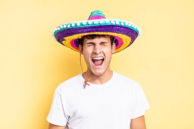 Saldırgan bir şekilde bağırmak, çok kızgın, sinirli, öfkeli ya da sinirli görünmek, hayır diye bağırmak. Meksika şapkası konsepti
