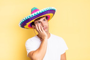 Sıkıldım, hayal kırıklığına uğradım ve uykum geldi. Yorucu, sıkıcı ve can sıkıcı bir işten sonra, el ele tutuşarak. Meksika şapkası konsepti