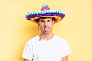 Tiksindim ve rahatsız oldum, dilimi dışarı çıkardım, iğrenç ve iğrenç bir şeyden hoşlanmadım. Meksika şapkası konsepti