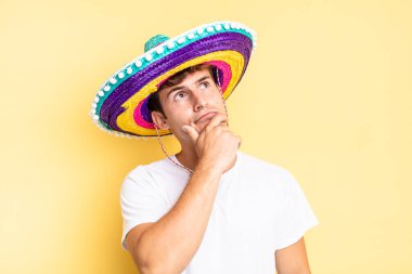 Düşünüyorum, kuşkulanıyorum ve kafam karışık, farklı seçeneklerim var, hangi kararı vereceğimi merak ediyorum. Meksika şapkası konsepti