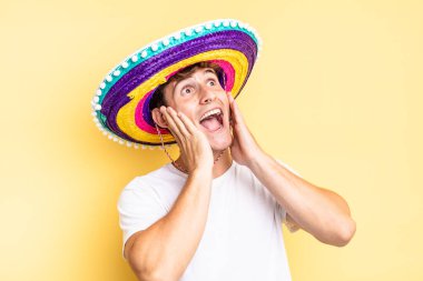 Mutlu, heyecanlı ve şaşırmış hissediyorum, iki elimle de yana bakıyorum. Meksika şapkası konsepti