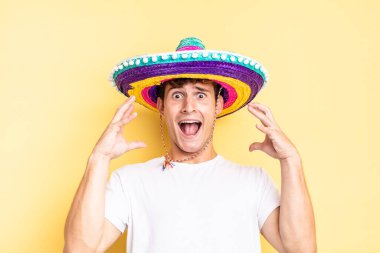 Eller havada bağırmak, öfkeli, sinirli, stresli ve üzgün hissetmek. Meksika şapkası konsepti