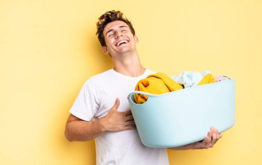 Komik bir şakaya yüksek sesle gülerek, mutlu ve neşeli hissederek, eğlenerek. çamaşır konsepti