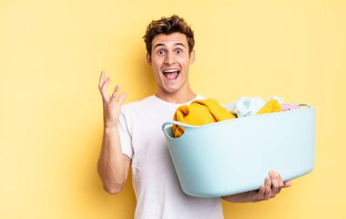 Mutlu, heyecanlı, şaşırmış ya da şok olmuş, gülümseyen ve inanılmaz bir şeye şaşırmış hissediyorum. çamaşır konsepti