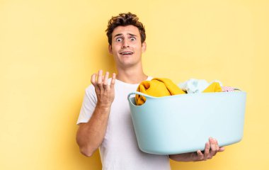 Umutsuz ve hayal kırıklığına uğramış, stresli, mutsuz, sinirli, bağıran ve çığlık atan biri. çamaşır konsepti