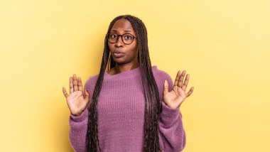 Afro siyah güzel kadın gergin, endişeli ve endişeli görünüyor, benim hatam olmadığını söylüyor yoksa ben yapmadım. 