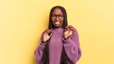 Afro siyah güzel kadın iğreniyor ve midesi bulanıyor, pis kokan ya da kötü kokan bir şeyden kaçıyor, iğrenç diyor.