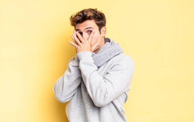 Genç bir çocuk korkmuş ya da utanmış hisseder. Gözleri yarı kapalı bir şekilde dikizler ya da gözetler.