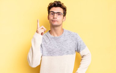 Genç bir çocuk harika bir fikri fark ettikten sonra parmağını havaya kaldırıp 