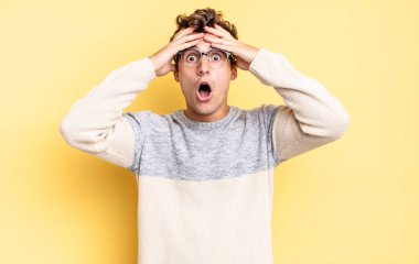 Dehşete kapılmış ve şok olmuş hisseden genç bir çocuk, bir hata yüzünden el ele tutuşup panikliyor.