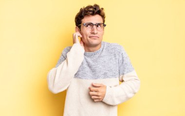 Genç çocuk stresli, hayal kırıklığına uğramış ve yorgun hissediyordu. Endişeli ve sorunlu bir bakışla boynunu ovuyordu.