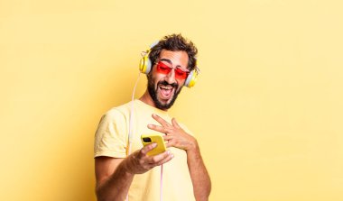 komik bir şakaya yüksek sesle gülen, kulaklıklı çılgın bir adam.