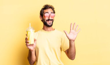 gülümseyen ve arkadaş canlısı görünen çılgın adam, beş numarayı gösteriyor